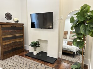 5 Schlafzimmer, Schreibtisch, Bügeleisen/Bügelbrett, Reisekinderbett