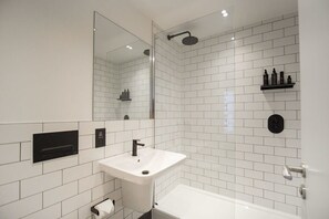 Bathtub, hair dryer, towels, shampoo - Elysium | The Heim (Greater Manchester)