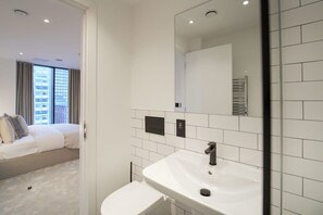 Baignoire, sèche-cheveux, serviettes fournies, shampoing