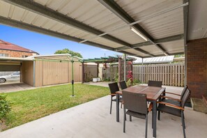 Outdoor dining - "Klinger House" - Redcliffe Q 4020 (Redcliffe)