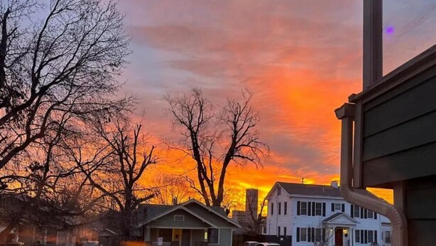 Una calle residencial con casas durante el atardecer.