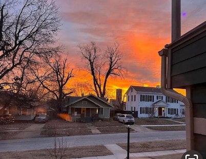 Cozy house in Tulsa - 10 min to major HWY& Malls.  7- 9 miles to major hospitals