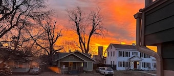Cozy house in Tulsa - 10 min to major HWY& Malls. 7- 9 miles to major hospitals