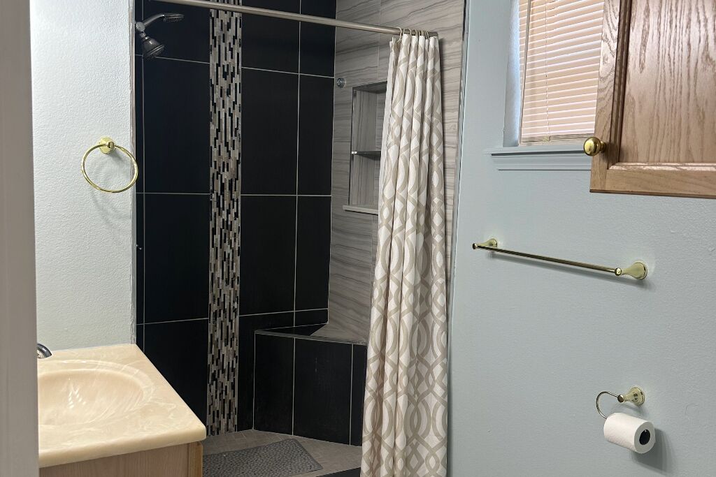 Douche, sèche-cheveux, serviettes fournies, savon