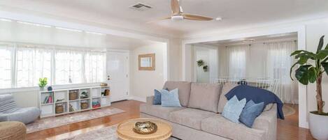 Televisión, libros y oficina