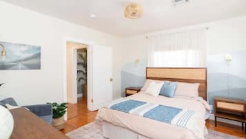 3 bedrooms, travel crib, WiFi, bed sheets