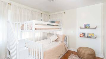 3 bedrooms, travel crib, WiFi, bed sheets