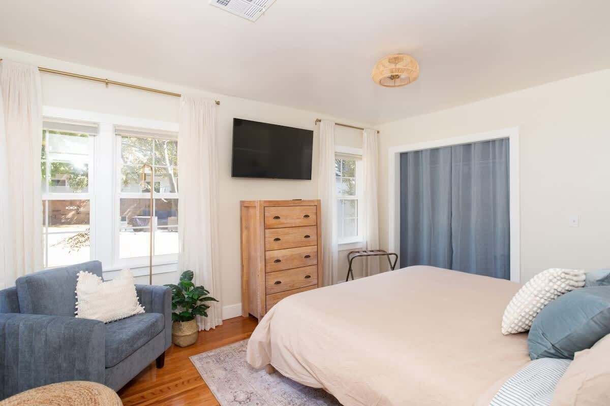 3 bedrooms, travel cot, WiFi, bed sheets