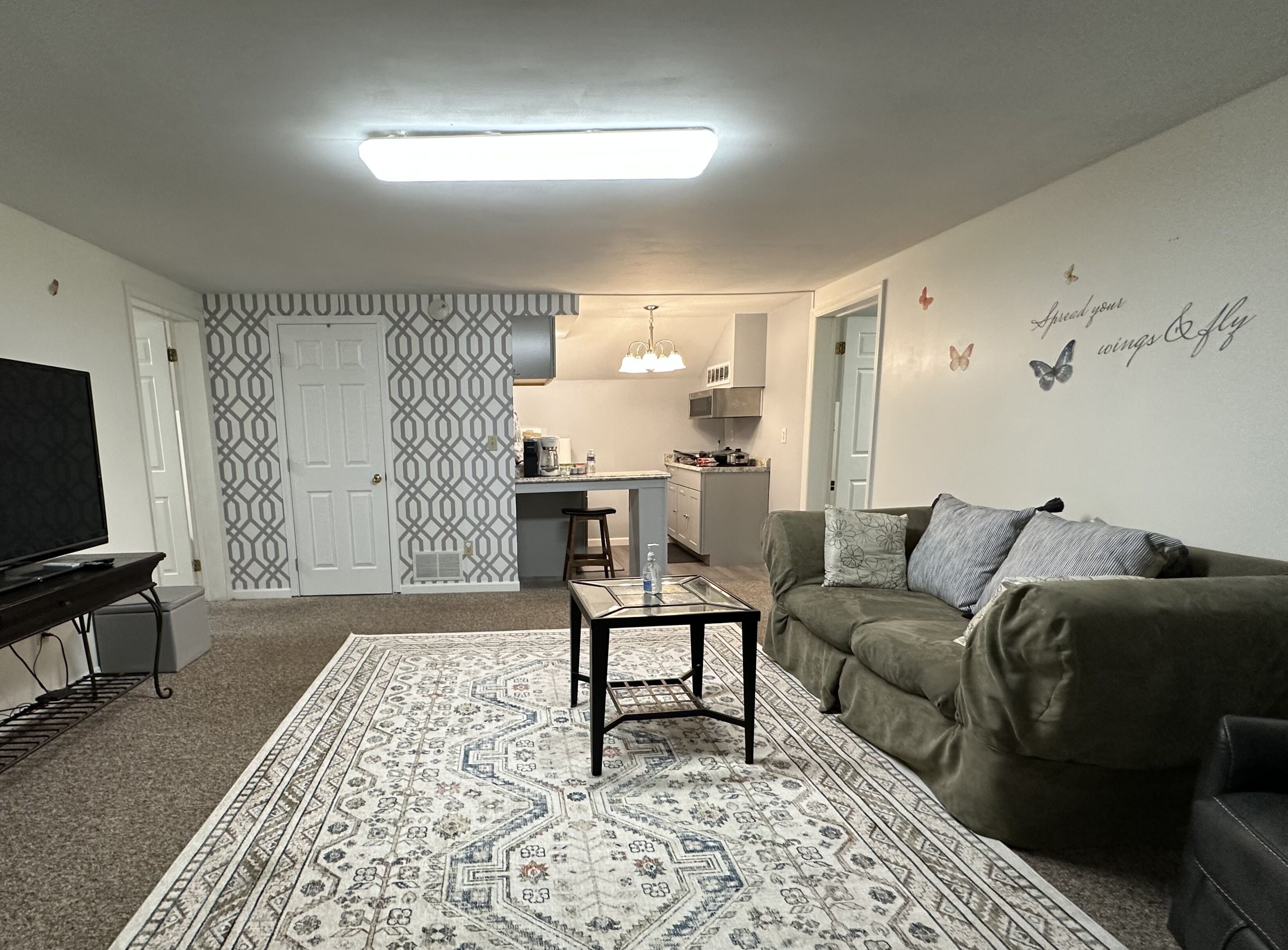 Beautiful cozy apt above commercial office, quiet and super convenient location