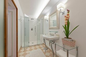 Shower, hair dryer - Palazzo Rosadi - Monterchi ,Tuscany (Monterchi)