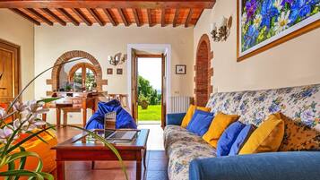 Fernseher, Kamin, Stereoanlage