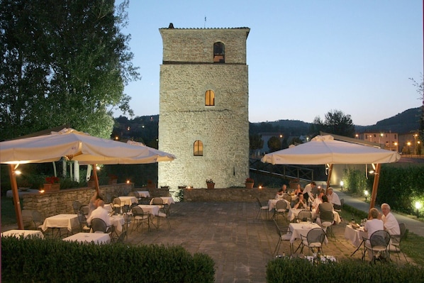 Outdoor dining - Santa Flora - Ponte Caliano ,Tuscany (Subbiano)