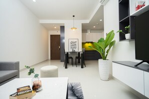 Living area - Lynhapartment-Saigon Royal Residence 2bed Pool Gym (Thành phố Hồ Chí Minh)