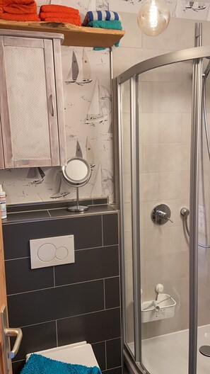 Douche, sèche-cheveux, serviettes fournies, savon