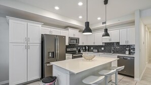 House | 2 bedrooms, desk