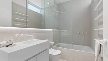 Baignoire, sĂšche-cheveux, serviettes fournies