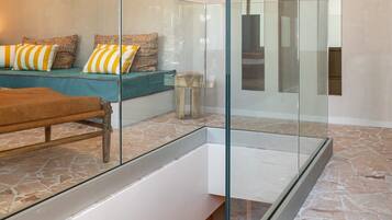 3 bedrooms, desk, iron/ironing board, travel crib