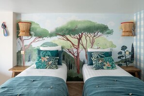 3 bedrooms, desk, iron/ironing board, travel crib