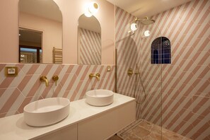 Bathtub, hair dryer, towels
