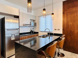 Frigorífico, microondas, placa de cocina y cafetera o tetera