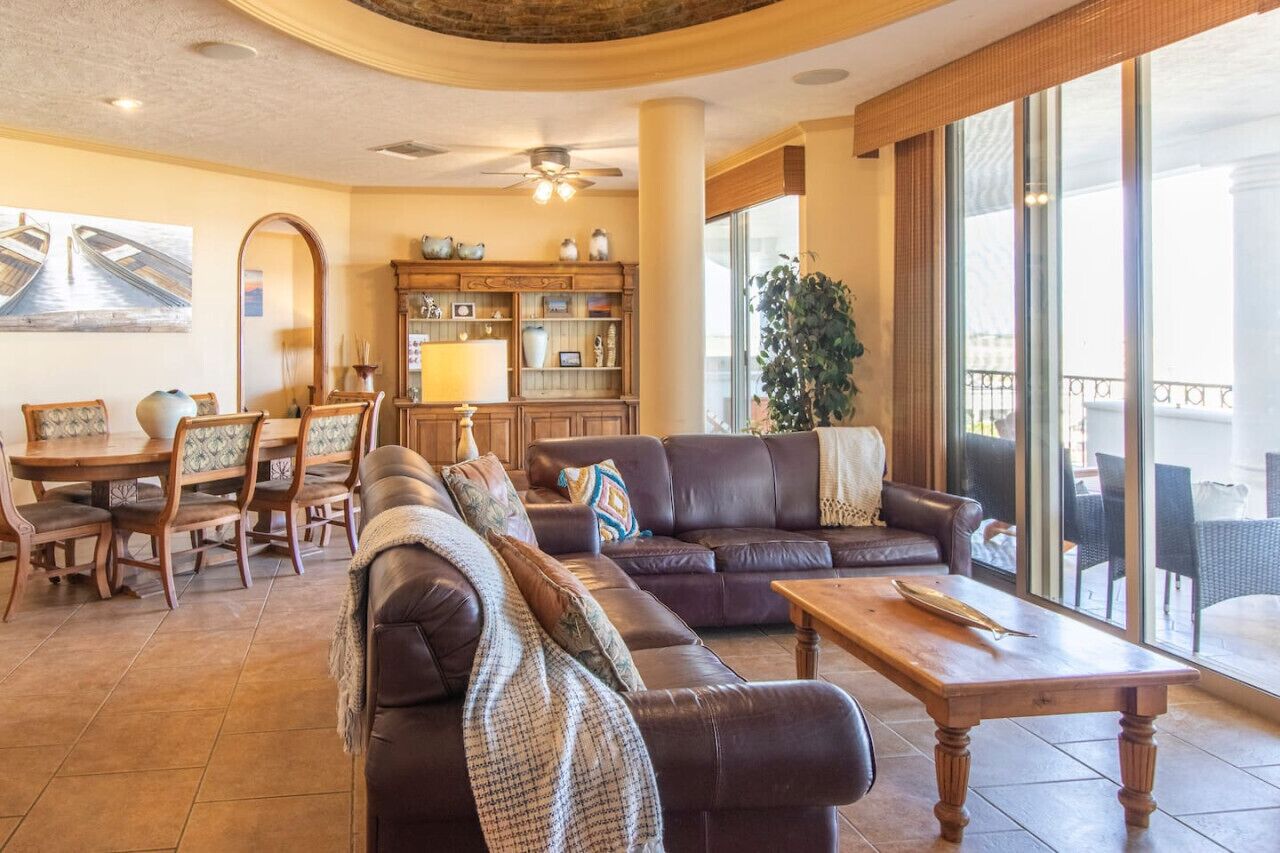 Una televisión, una chimenea