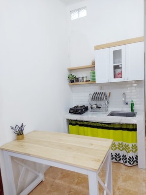 Fridge, dishwasher, rice cooker, cookware/dishes/utensils - Nitikan House by FH Stay (Yogyakarta)