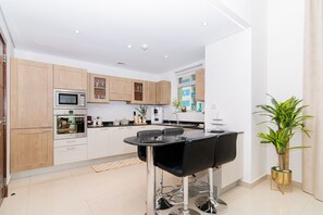 Full-sized fridge, microwave, oven, stovetop - Westside Marina (Dubai)