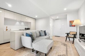 TV - Artistic Urban Getaway just off Smith Street! (Fitzroy)