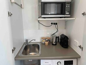 Frigorífic, microones, forn i placa de cuina 