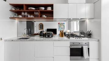 Refrigerador, microondas, horno, placa de cocina