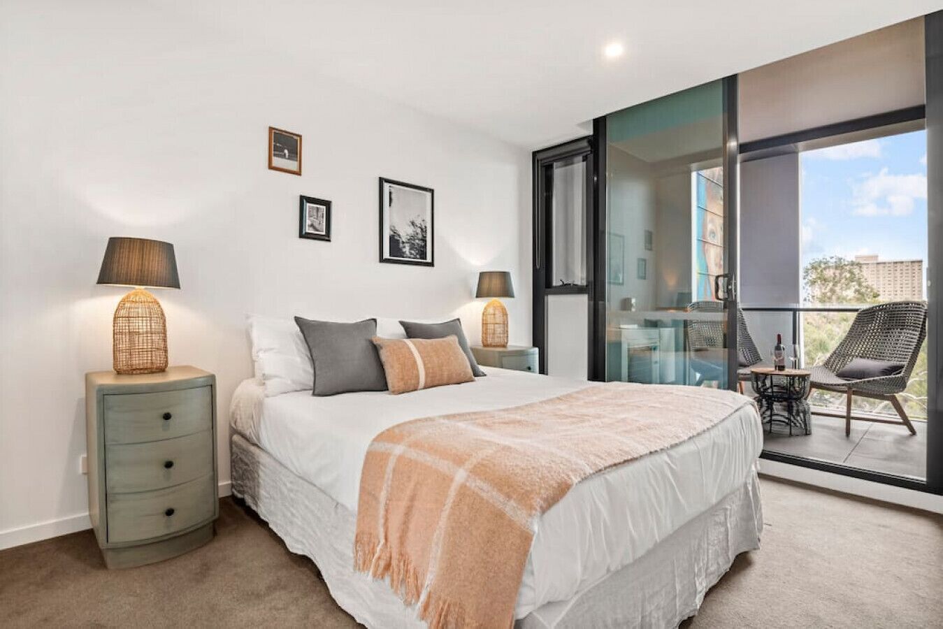 Desk, iron/ironing board, WiFi, bed sheets