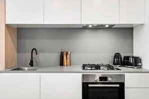 Kylskåp, mikrovågsugn, ugn och spishäll