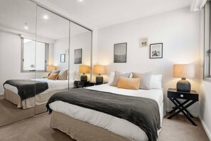 Skrivebord, strykejern/-brett, wi-fi og sengetøy