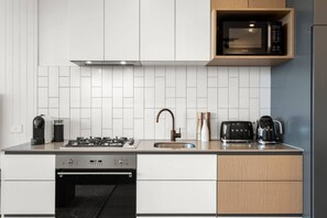 Fridge, microwave, oven, stovetop - Artist Abode: Stay in a Home That’s Also a Gallery (Collingwood)