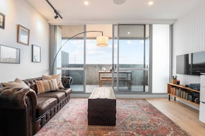 TV, table tennis - Artist Abode: Stay in a Home That’s Also a Gallery (Collingwood)