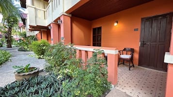 Habitación estándar con 1 cama doble o 2 individuales | Terraza o patio