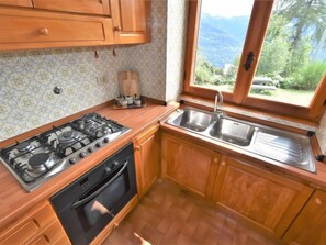 Réfrigérateur, four, grille-pain, chaise haute