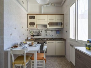 Fridge, microwave, oven, cookware/dishes/utensils - Apartment Maria by Interhome (Sanremo)