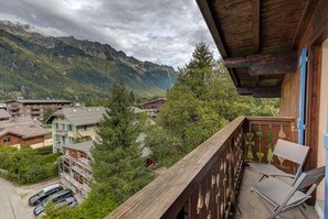 Property grounds - Apartment Les Nantillons – Alpes Travel – Central Chamonix – Sleeps 6-8 (Chamonix-Mont-Blanc)
