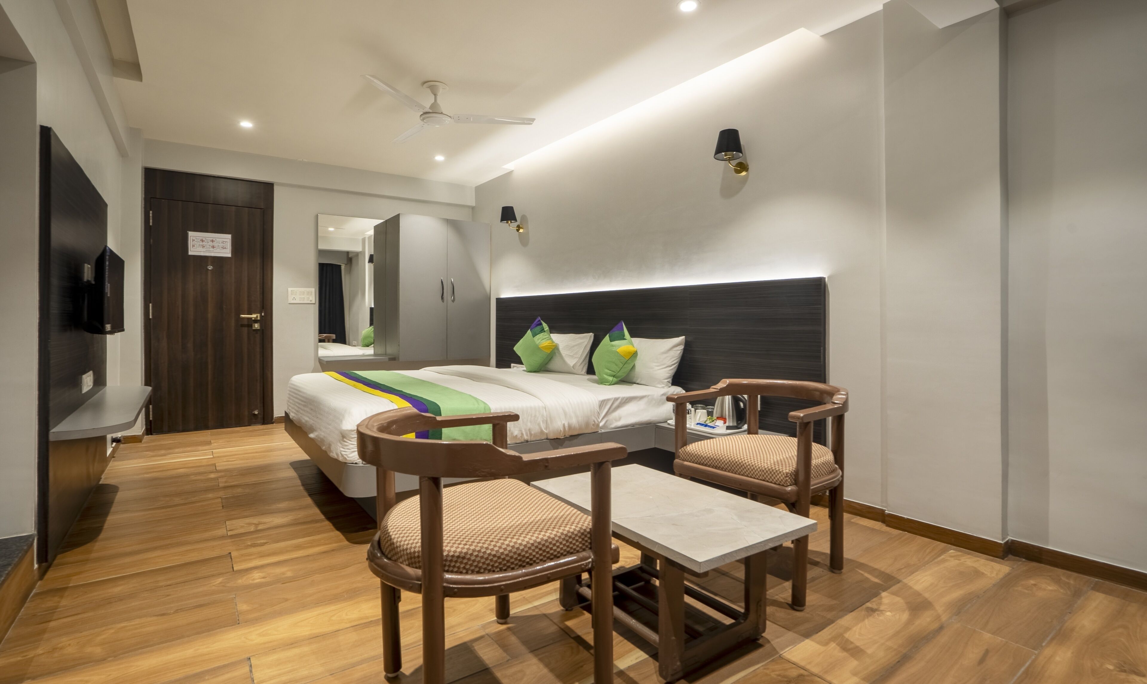 Habitación Deluxe | Caja fuerte, escritorio, tabla de planchar con plancha y ropa de cama