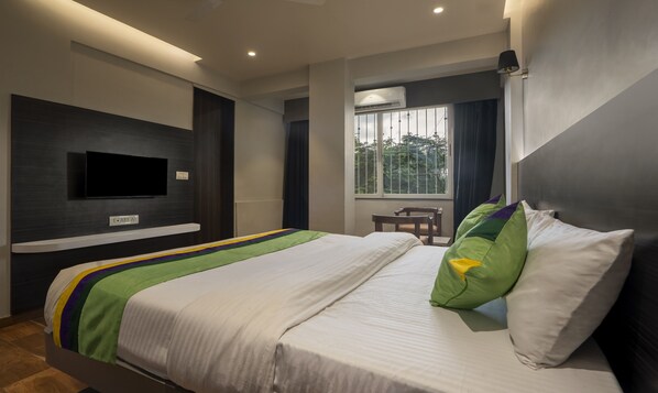 Chambre Deluxe | Coffres-forts dans les chambres, bureau, fer et planche à repasser