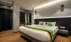 Habitación Deluxe | Caja de seguridad en la habitación y escritorio 