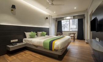 Deluxe Room | In-room safe, desk, iron/ironing board, bed sheets
