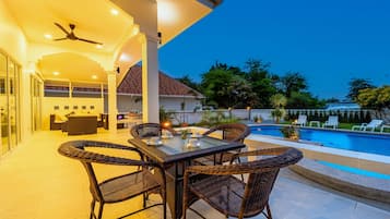 Családi villa | Terasz/udvar