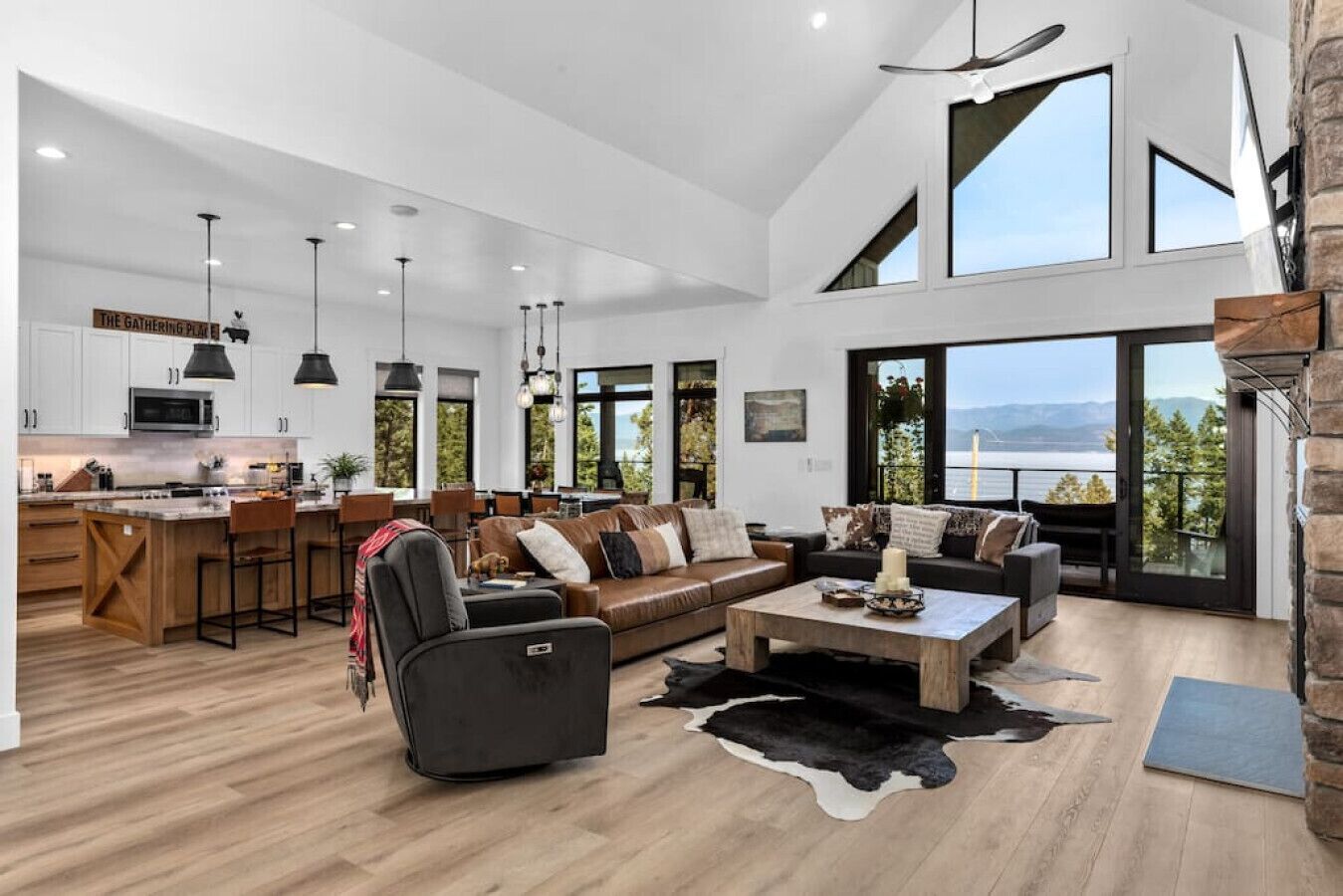Smart TV, fireplace