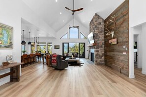 Smart TV, fireplace - Spacious Family Friendly Home w/ Views of Flathead (Lakeside)