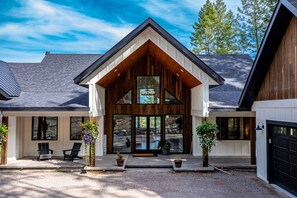 Exterior - Spacious Family Friendly Home w/ Views of Flathead (Lakeside)