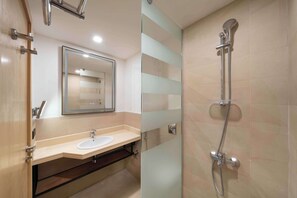 Shower, hair dryer, slippers, towels - Park Inn by Radisson Makkah Thakher Alsharqi (Makkah)
