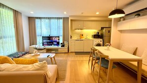 Un apartamento moderno con sala de estar, comedor y cocina.