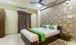 Deluxe Room | In-room safe, desk, bed sheets - Treebo Navya The Park (Hyderabad)
